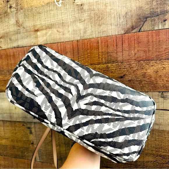 Micheal Kors Rare Medium White Tiger Jet Set Travel Tote - Picture 9 of 15